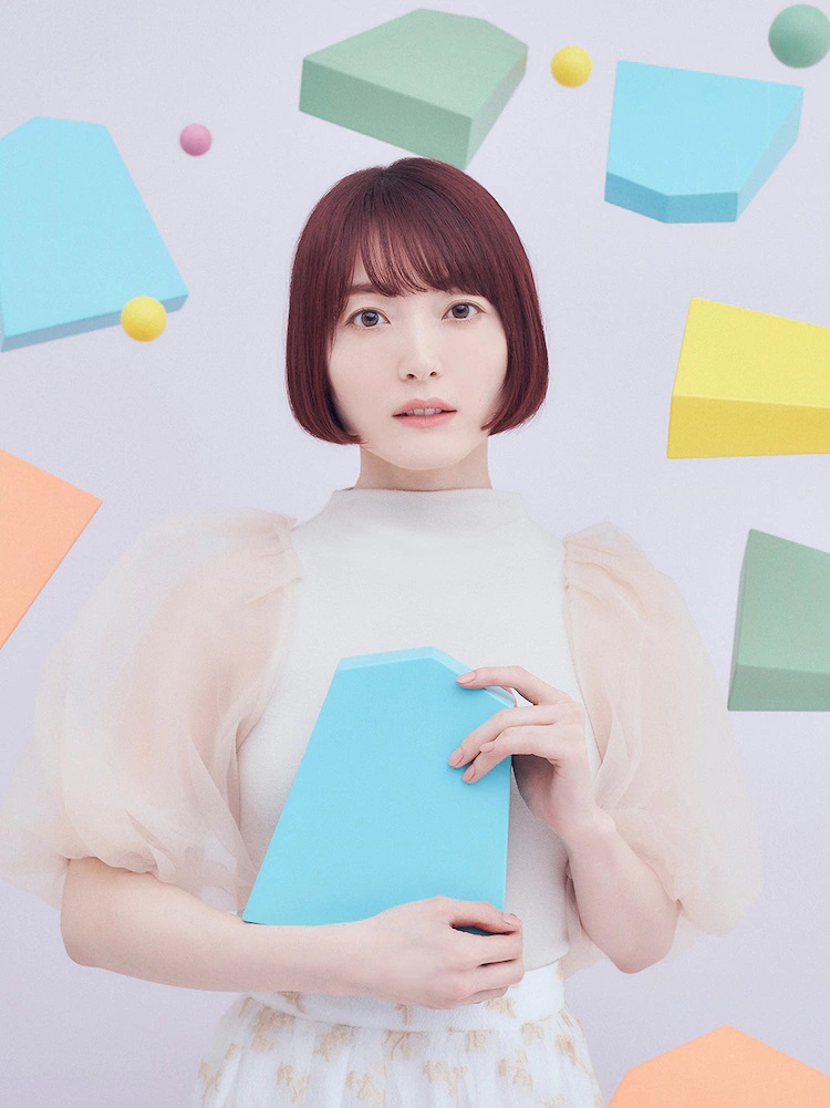 《即使如此依旧步步进逼》OP、ED分别由花泽香菜和中村栞奈担当