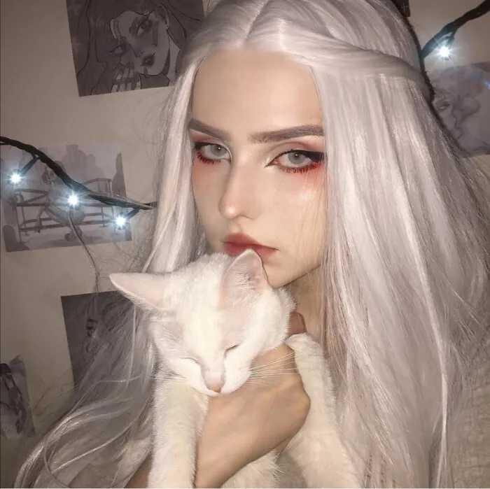 欧美头像女生： 能抬起你的手吗 别用脚打了行不行