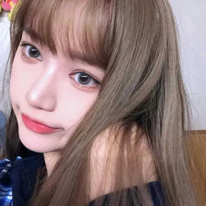 女生头像中短发真人