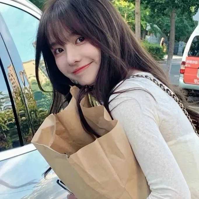 侧面头像女生唯美漂亮