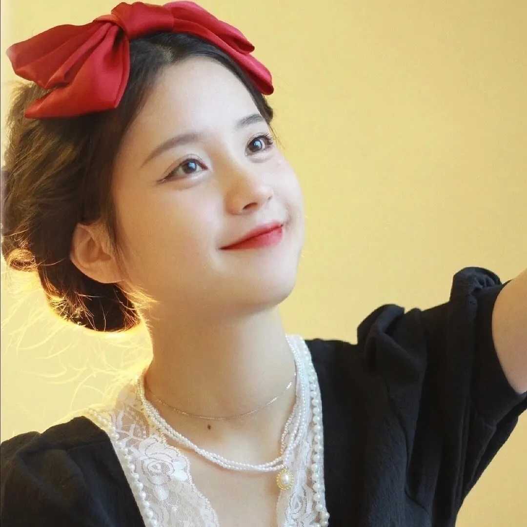 可爱的头像 红色蝴蝶结女生头像