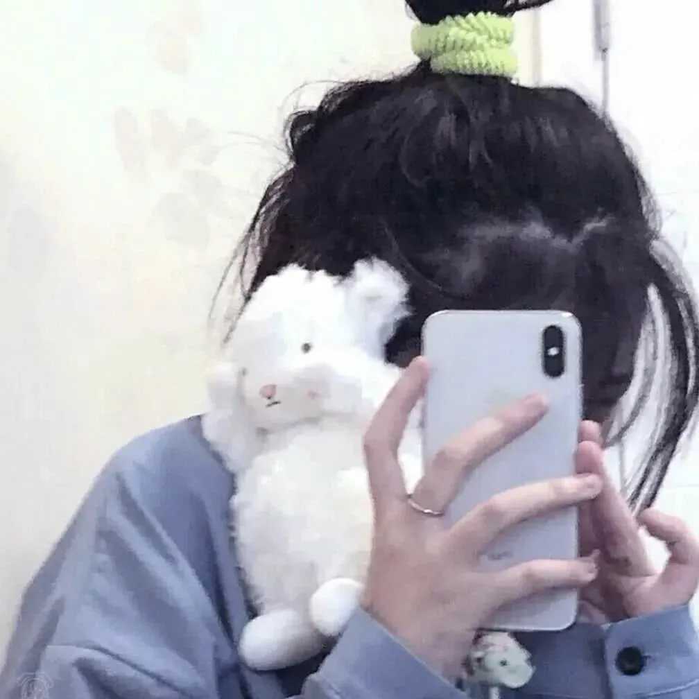 抱猫的少女头像