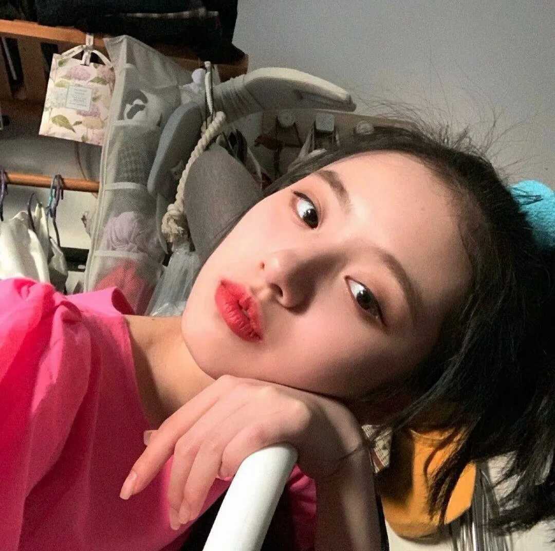 头像女生 简单气质单人头像