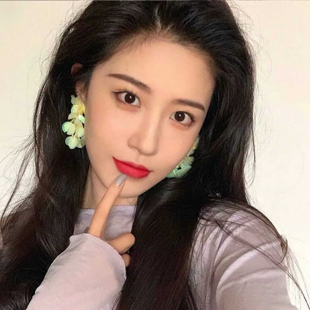 头像女生 简单气质单人头像