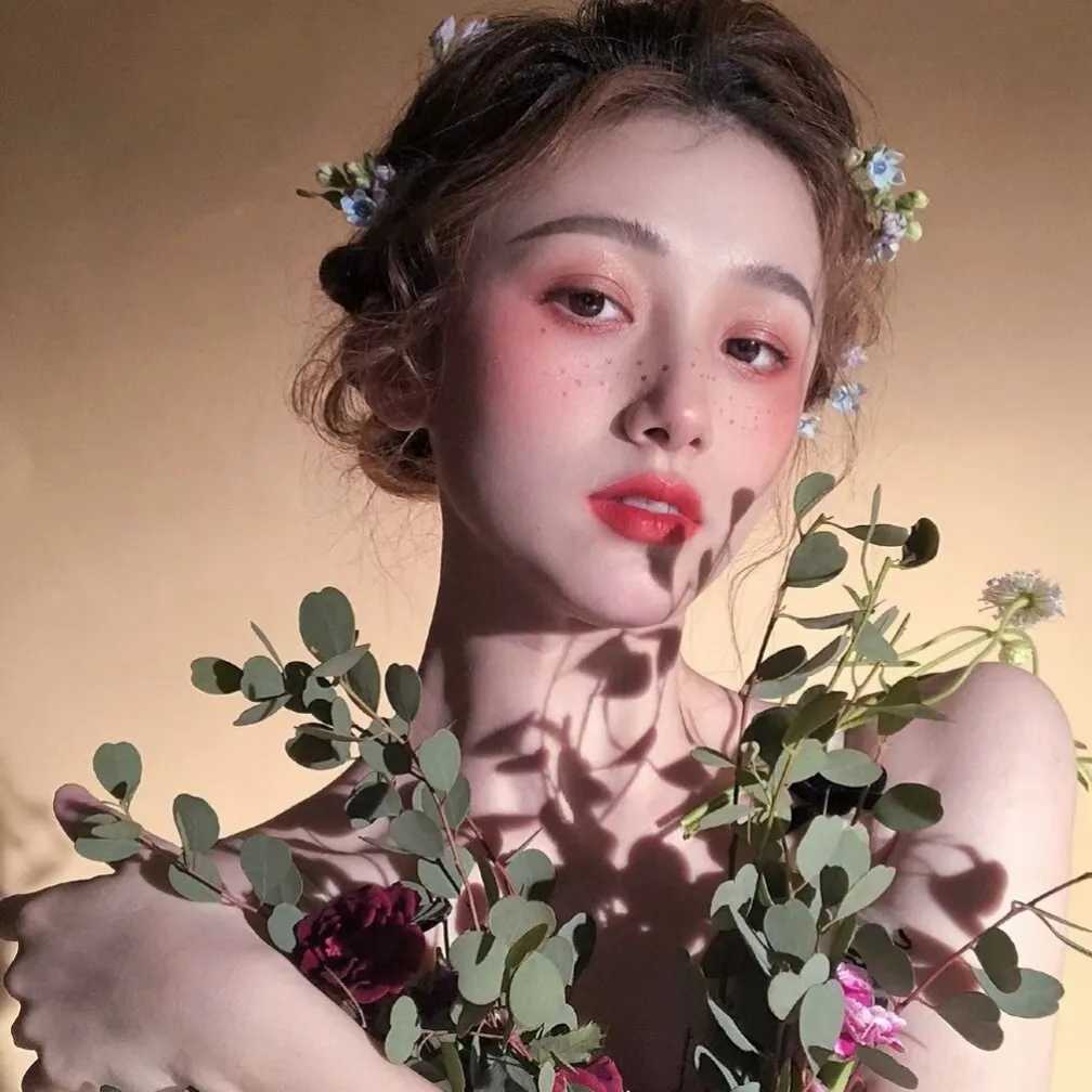 头像女生 简单气质单人头像