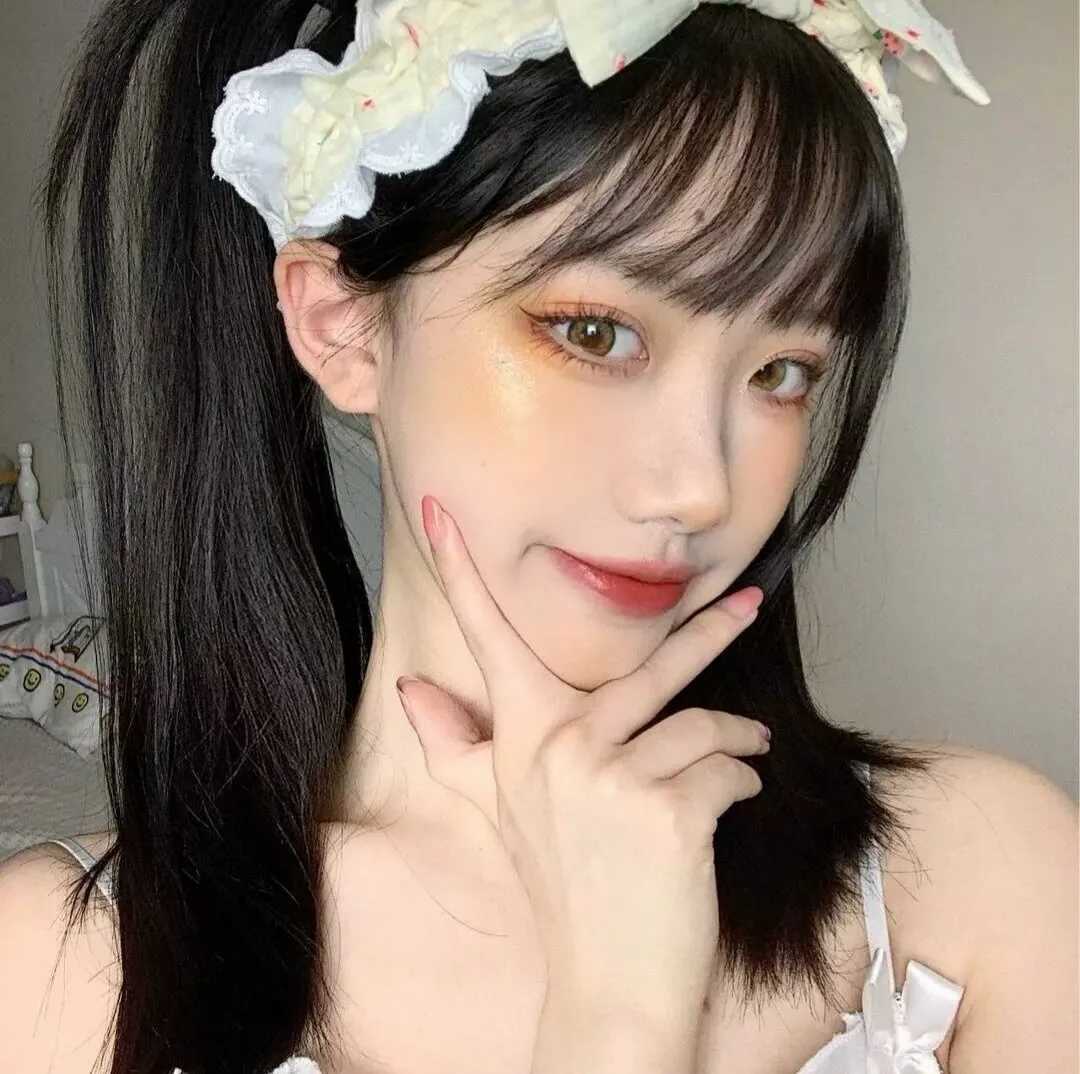 头像女生 简单气质单人头像