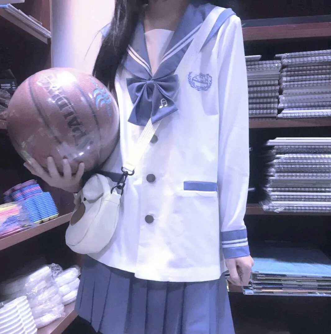 浅色系女生半身头像