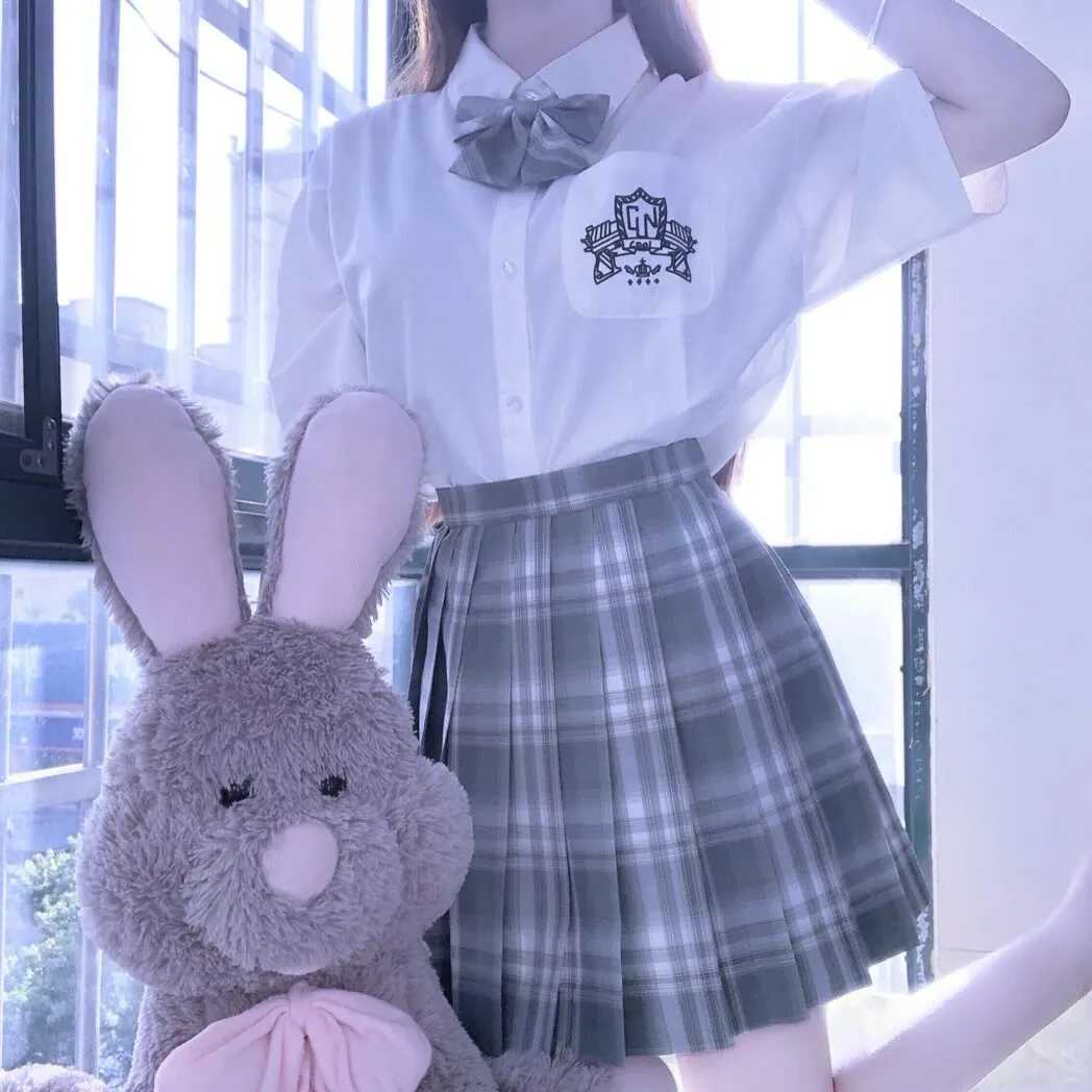 浅色系女生半身头像