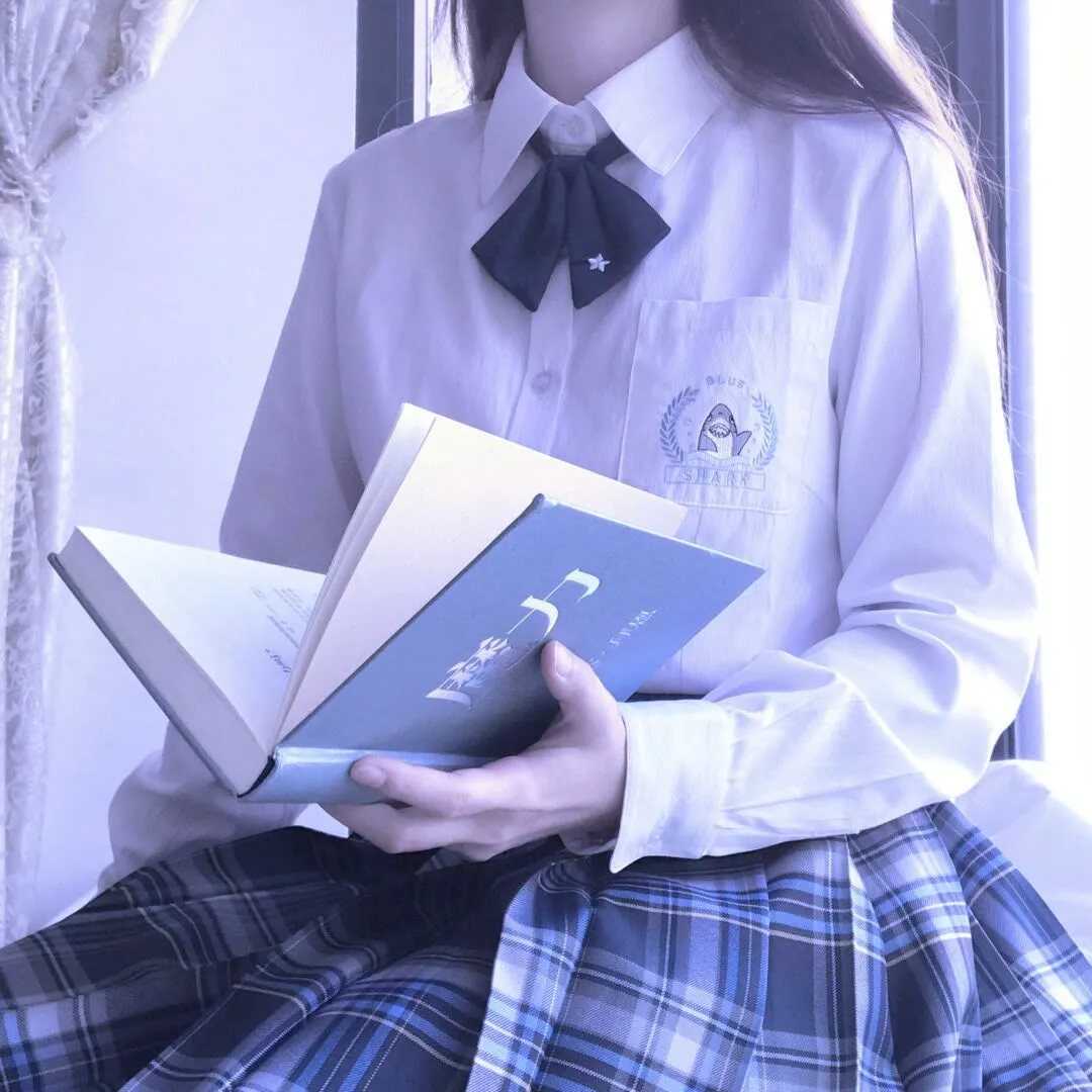 浅色系女生半身头像