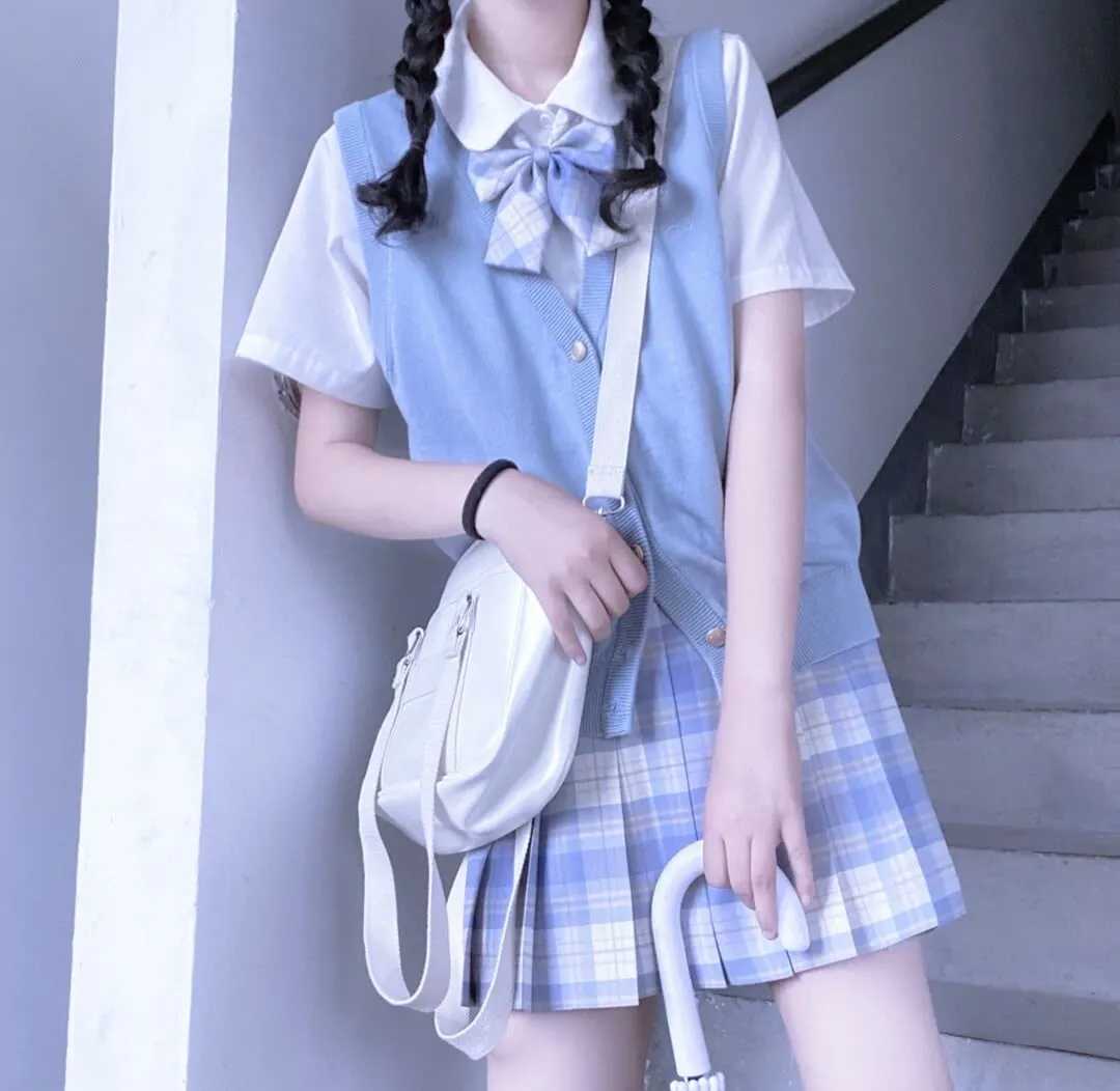 浅色系女生半身头像