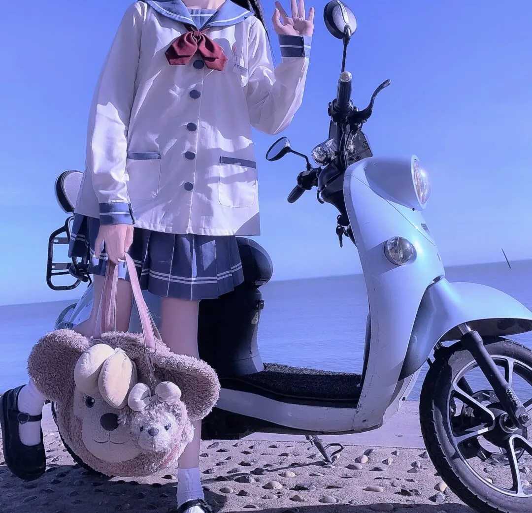 浅色系女生半身头像