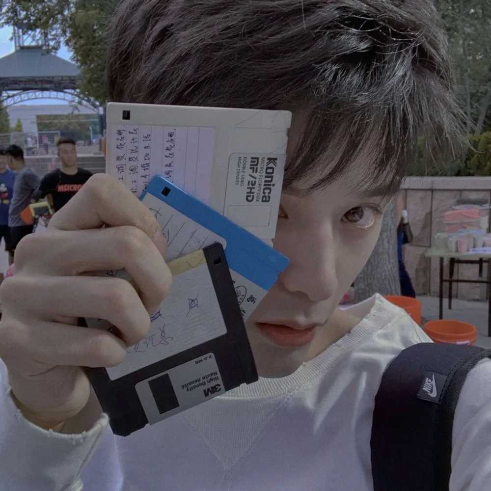 小哥哥头像：记录今日天空