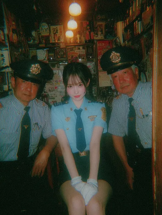 美丽的浅蓝色警服日本女��